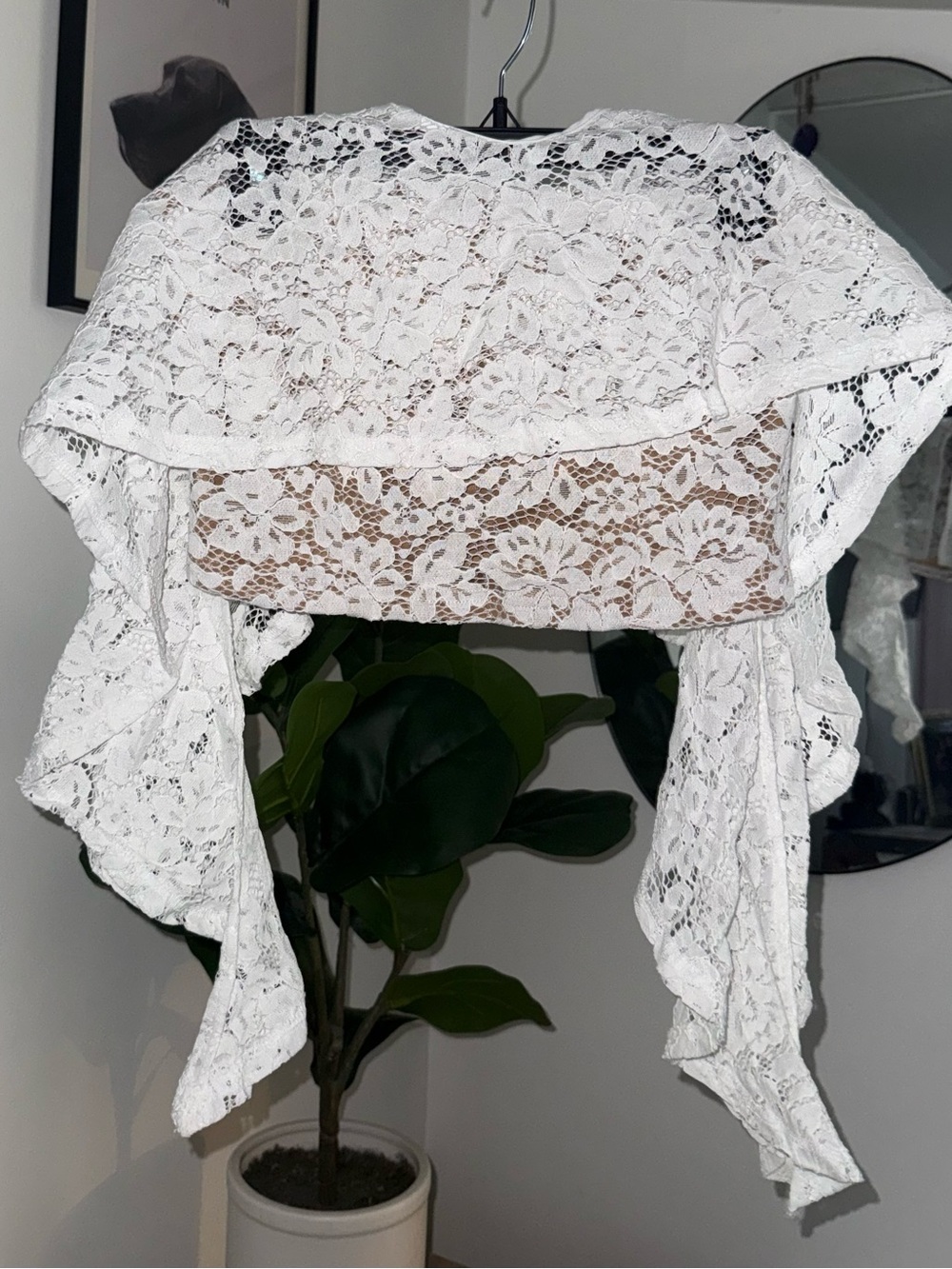 PrettyLittleThing White Lace Mini Skirt and Bandeau Set - Picture 2 of 4